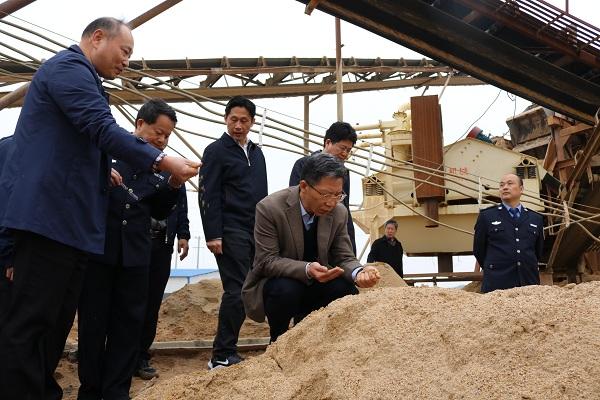 行业资讯日前,江西九部门启动全省河道采砂联合整治行动,对河砂"开采